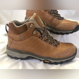 BEAUTIFUL Eddie Bauer Cairn Mid Hiking Boots: Ladies 7. Worn ONCE.